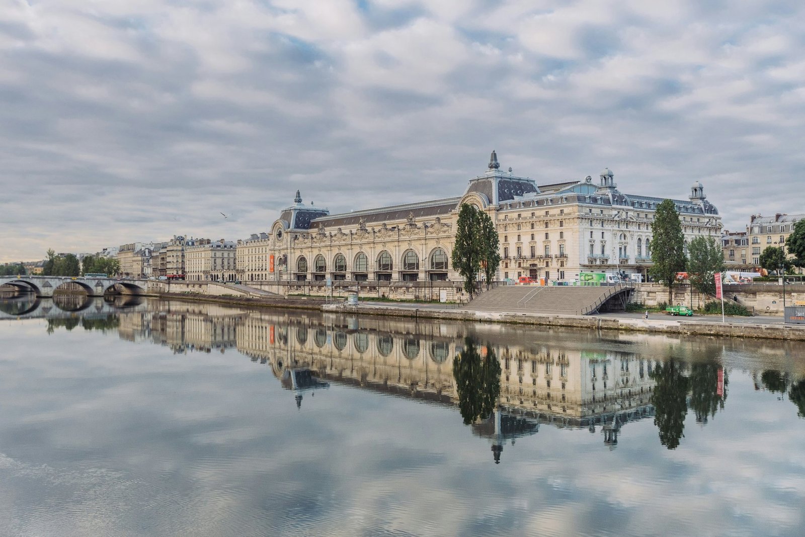 Museu d'Orsay refletido nas águas do Sena, em Paris